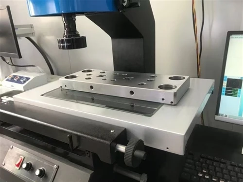 Fabricante de moldes de precisão para moldagem por injeção personalizada